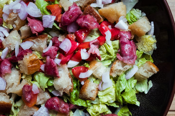 Salade composée avec gésiers de canard croutons à l'ail et échalotes