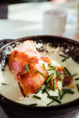 Oeufs en cocotte et lard, plat de bistro