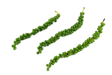 Fototapeta na wymiar Fresh green pepper.(Piper nigrum Linn) Piperaceae or Peppercorns isolated on white background.food ingredient