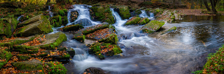 Wasserfall im Harz Wald im Herbst - Panorama