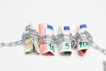 Dinero y cadenas, dinero y lazos; el dinero nos encadena ya que nos adeudamos al hacer acopio de...