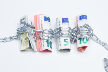 Dinero encadenado, atados de préstamos bancarios; dinero que esclaviza