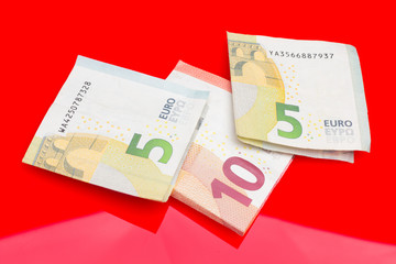 Billetes pequeños de dinero; euros moneda del mercado común; préstamos bancarios, negocios y finanzas, somos esclabos y estamos encadenados al dinero
