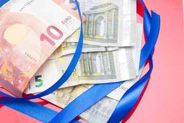 Billetes pequeños de dinero; euros moneda del mercado común; préstamos bancarios, negocios y...