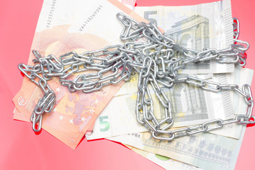 Dinero y cadenas; estamos encadenados al dinero, esclavos del dinero, de nuestros ahorros, de...