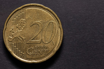 20 Euro Cent Münze mit dunklem Hintergrund