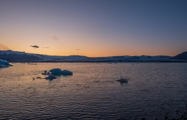 Obraz premium Blue icebergs floating in the jokulsarlon lagoon in Iceland in the september 2019
