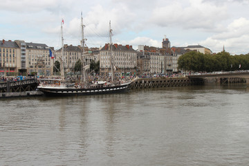 Obraz premium river loire and sailboat in nantes (france)