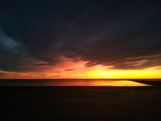 Fototapeta na wymiar amanecer en la playa