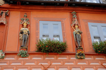 Fototapeta na wymiar Goslar, Holzfiguren am Gildehaus am Markt