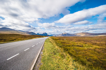 Strasse in die Landschaft