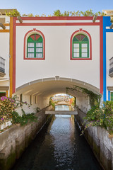 Gran Canaria: In Puerto de Mogan ein Haus über einem Kanal