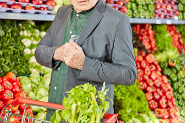 Mann als Ladendieb im Supermarkt