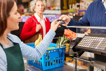 Kunde bezahlt mit Kreditkarte oder Kundenkarte