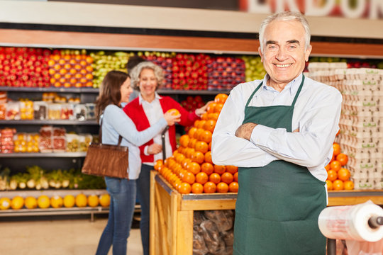 Senior als erfolgreicher Verkäufer im Supermarkt