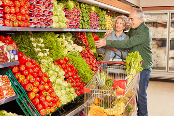 Senioren Paar zusammen beim Gemüse Kauf