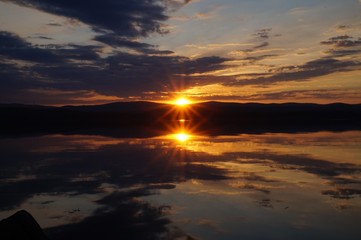 Fototapeta na wymiar sunset on a lake