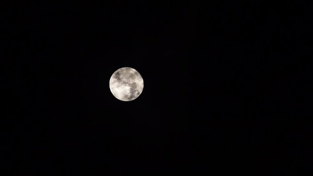 流れる雲と満月