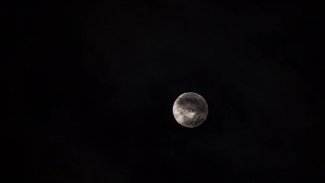 流れる雲と満月