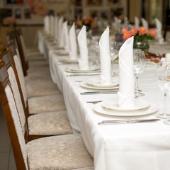 The white napkin nicely folded on the plates, serving a celebratory banquet.