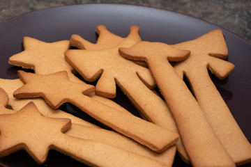 Do it yourself: Gingerbread cookies tutorial. Step by step recipe. Step 24 . Close up of homemade gingerbread cookies on a plate