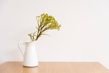 花瓶　インテリアグリーン　観葉植物　おしゃれ　スタイリッシュ　雰囲気　白背景　余白　ホワイトスペース　コピースペース　木製テーブル　コピースペース　テーブル　　横　横向き　部屋　室内　シンプル　絵本　グラフィック素材