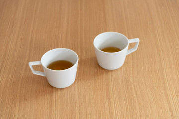 紅茶　マグ　カップ　コップ　２　ふたり　２人　2人　二人　白背景　部屋　室内　背景　グラフィック背景　背景素材　余白　コピースペース　文字スペース　ホワイトスペース　素材　秋　冬　イメージ
