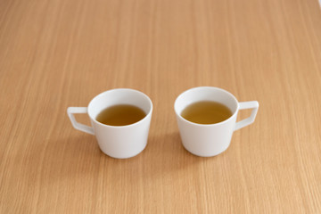 紅茶　マグ　カップ　コップ　２　ふたり　２人　2人　二人　白背景　部屋　室内　背景　グラフィック背景　背景素材　余白　コピースペース　文字スペース　ホワイトスペース　素材　秋　冬　イメージ