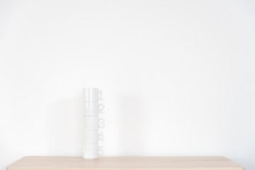 重ねたマグカップ　白　５　背景　素材　白背景　余白　ホワイトスペース　文字スペース　コピースペース　コップ　マグ　数　数字　重ねる　重なる　イメージ