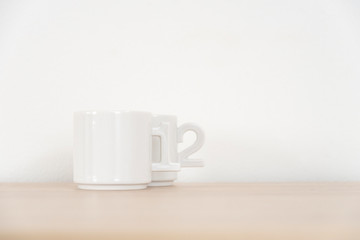 Obraz na płótnie Canvas 白背景数字モチーフの白いミニマグカップ
