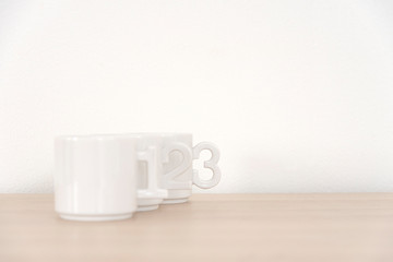 白背景と数字モチーフの白いミニマグカップ