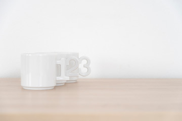 白背景の数字モチーフの白いミニマグカップ