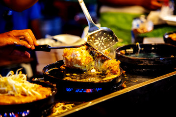 Fried clams, bring eggs and flour, mixing each garnish with bean sprouts taste sweet and spicy sauce to eat in the Thailand is popular among the common people