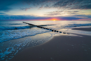 Sonnenaufgang am Meer - Buhne an der Ostsee