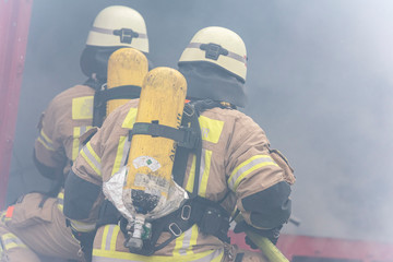 Water distributors and assault troops at the erase - Christmas press conference of the Berlin fire department explains the proper handling of candles and open fire during the Christmas period.