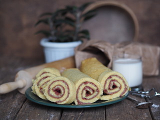 pastry roll on a green plate with ingredients on a brown background