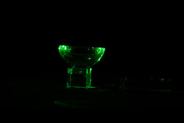 Ein Laser durchleuchtet ein Prisma