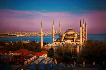 Fototapeta na wymiar Famous Blue Mosque Sultanahmet in Istanbul, Turkey. Sunset, sunrise, beautiful sky and Bosphorus view, rooftops