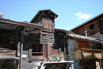 Fototapeta na wymiar Walliser Hütten in der Schweiz