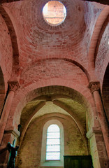 Intérieur de l'église Saint Pierre de Collonges-la-Rouge, France