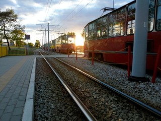 zachód słońca między tramwajami