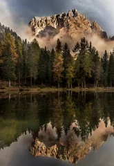 Papier Peint photo Lavable Forêt dans le brouillard Beautiful Lake Antorno in the Italian Dolomites with reflection of Tre Cime mountain