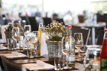 gedeckter Tisch bei einer Feier im Restaurant