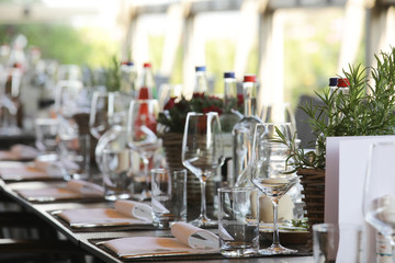 gedeckter Tisch bei einer Feier im Restaurant