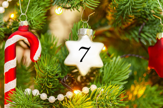 Weihnachtsschmuck (Stern) mit einer Zahl f&uuml;r den Weihnachtskalender