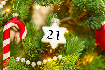 Weihnachtsschmuck (Stern) mit einer Zahl für den Weihnachtskalender