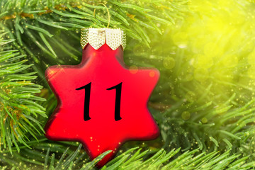 Weihnachtsschmuck (Stern) mit einer Zahl für den Weihnachtskalender