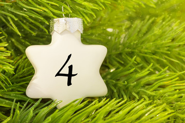 Weihnachtsschmuck (Stern) mit einer Zahl für den Weihnachtskalender