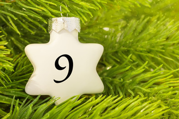 Weihnachtsschmuck (Stern) mit einer Zahl für den Weihnachtskalender