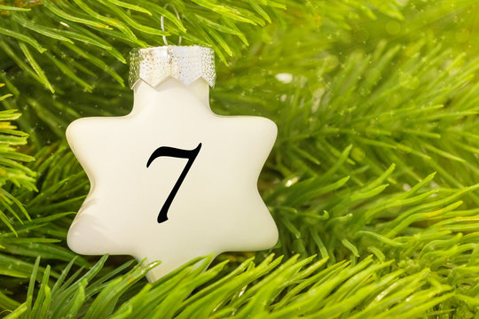 Weihnachtsschmuck (Stern) mit einer Zahl f&uuml;r den Weihnachtskalender